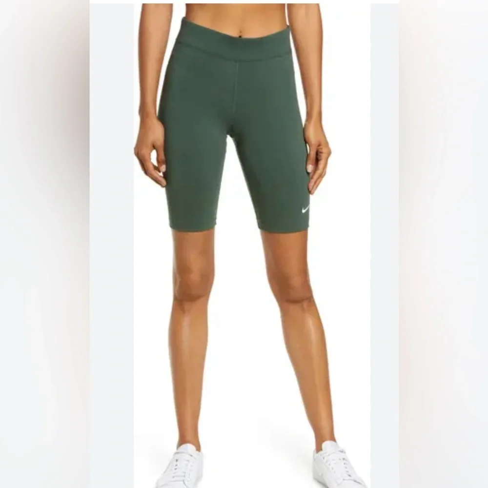Nike sportswear essential bike shorts - Picture 1 of 4